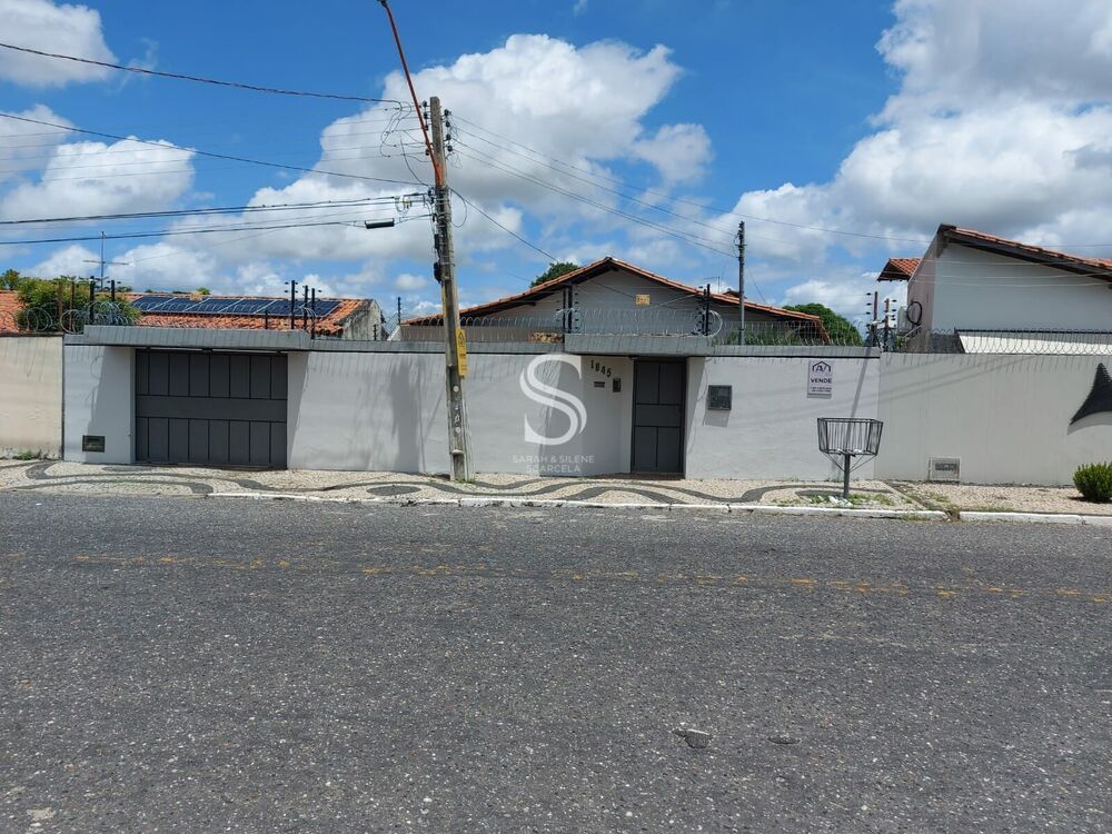 Casa à venda com 4 quartos, 230m² - Foto 1