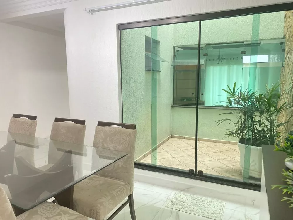 Sobrado à venda com 3 quartos, 237m² - Foto 1