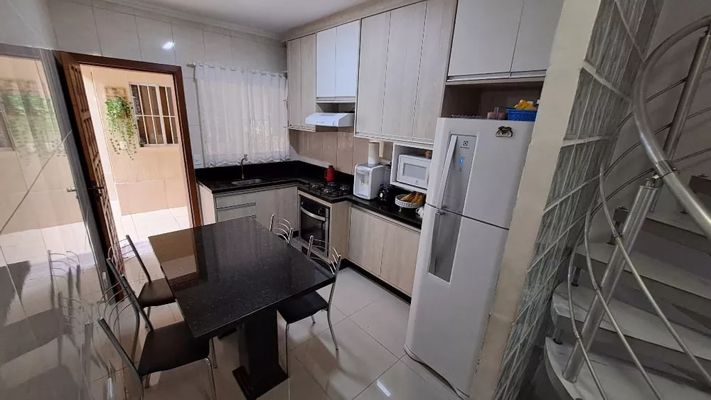 Casa à venda com 4 quartos, 200m² - Foto 4