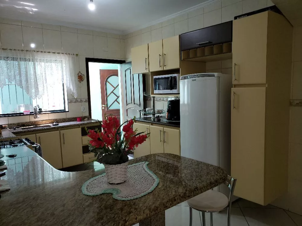 Casa à venda com 3 quartos, 187m² - Foto 1