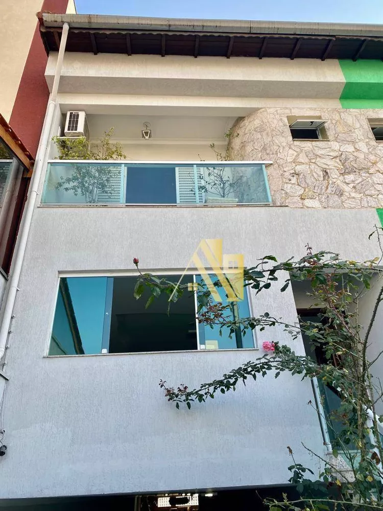 Casa à venda com 4 quartos, 357m² - Foto 1