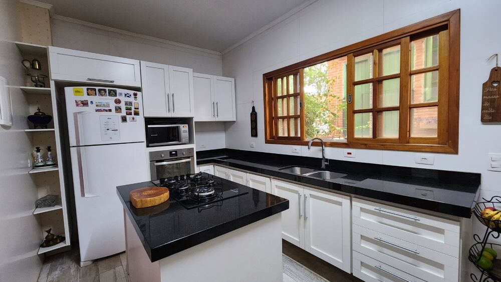 Casa à venda com 4 quartos, 140m² - Foto 3