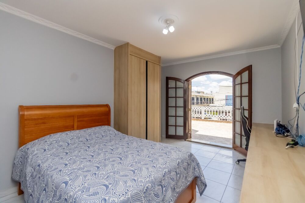 Casa à venda com 3 quartos, 211m² - Foto 2