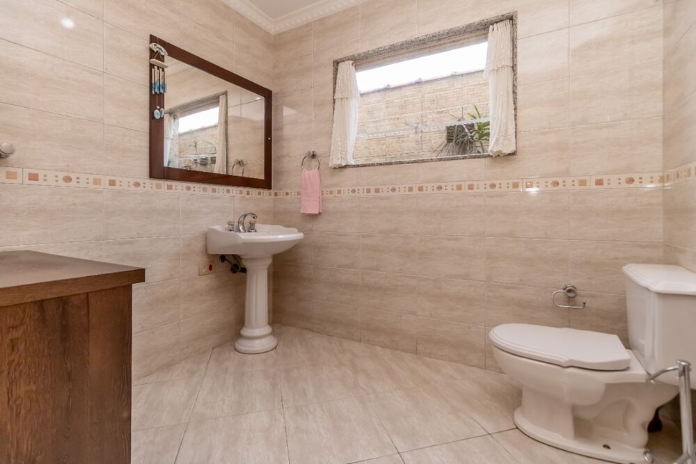 Casa à venda com 3 quartos, 211m² - Foto 1