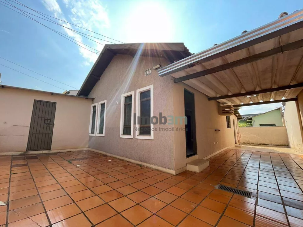 Casa à venda com 4 quartos, 190m² - Foto 1