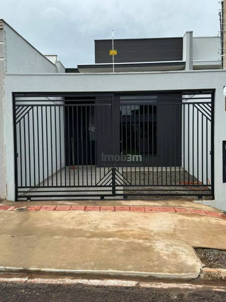 Casa à venda com 3 quartos, 81m² - Foto 1