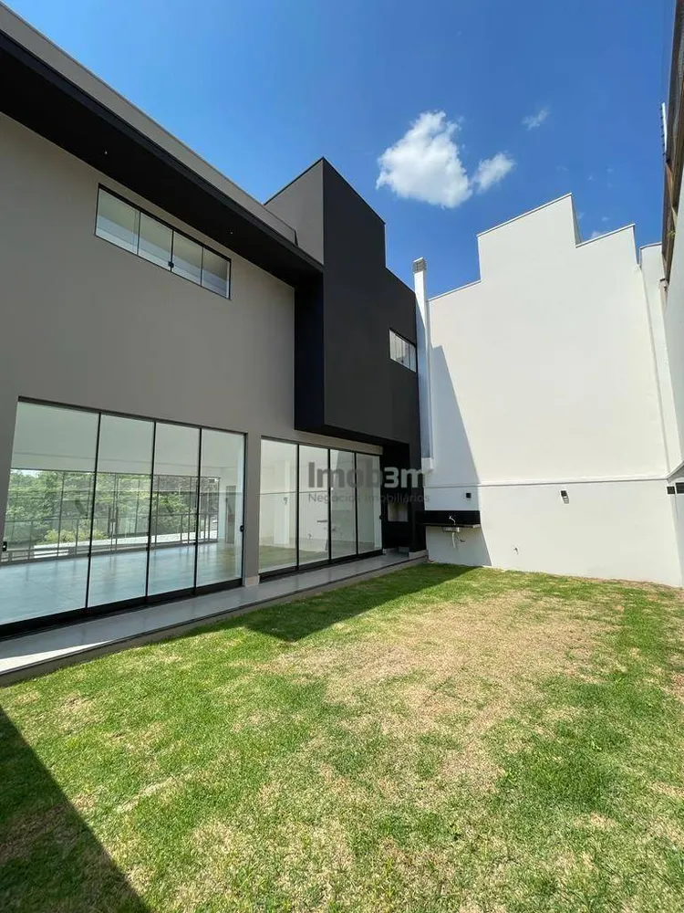 Sobrado, 3 quartos, 241 m² - Foto 1