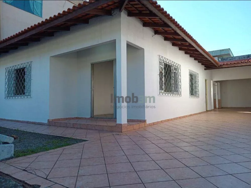 Casa à venda com 3 quartos, 116m² - Foto 1