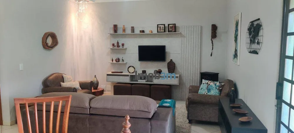 Chácara, 3 quartos, 2850 m² - Foto 2