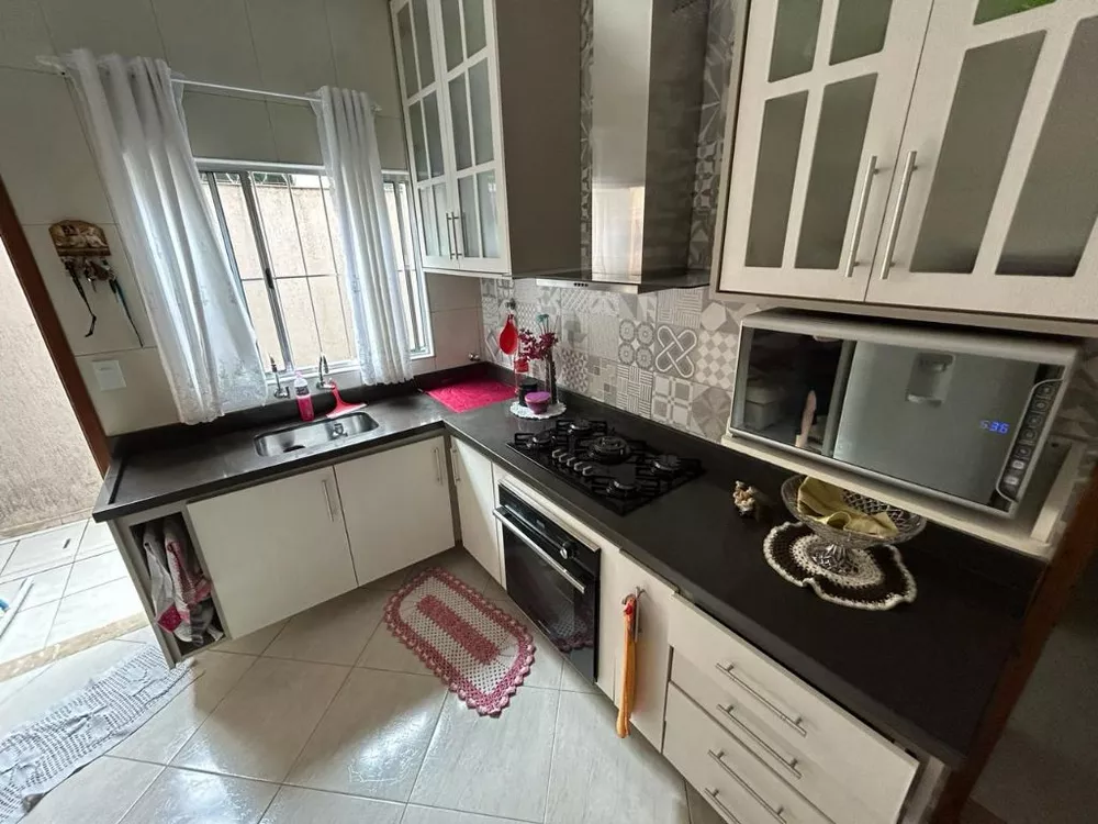 Casa à venda com 3 quartos, 141m² - Foto 1