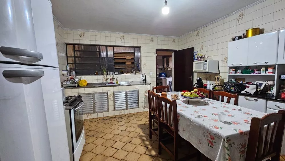 Casa à venda com 3 quartos, 184m² - Foto 4