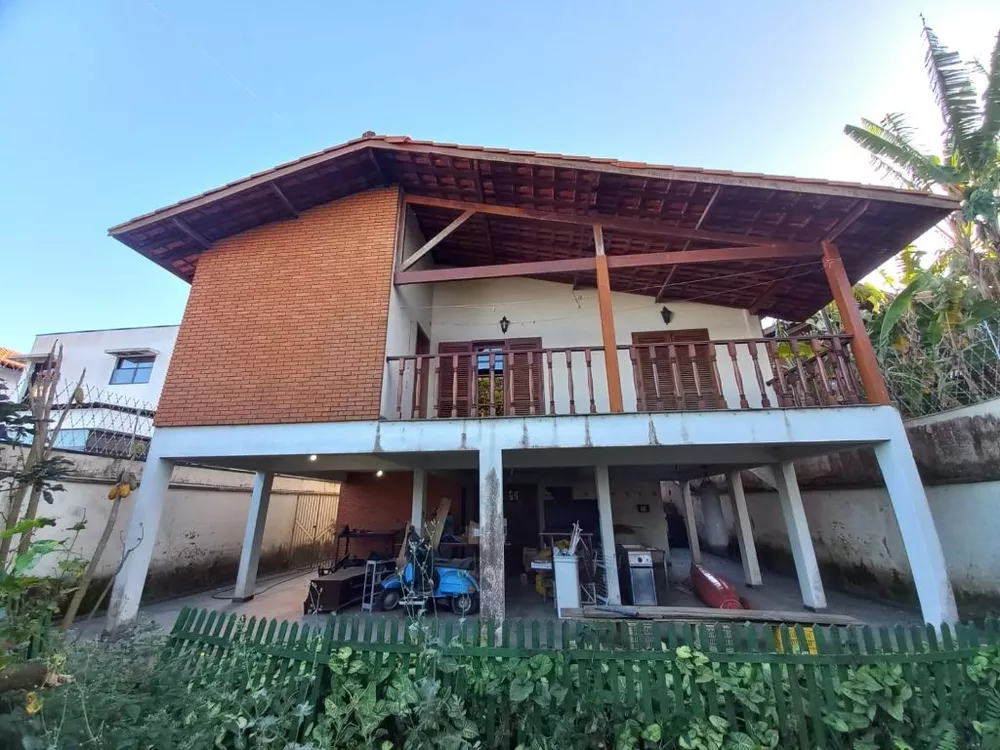 Casa à venda com 3 quartos, 321m² - Foto 1