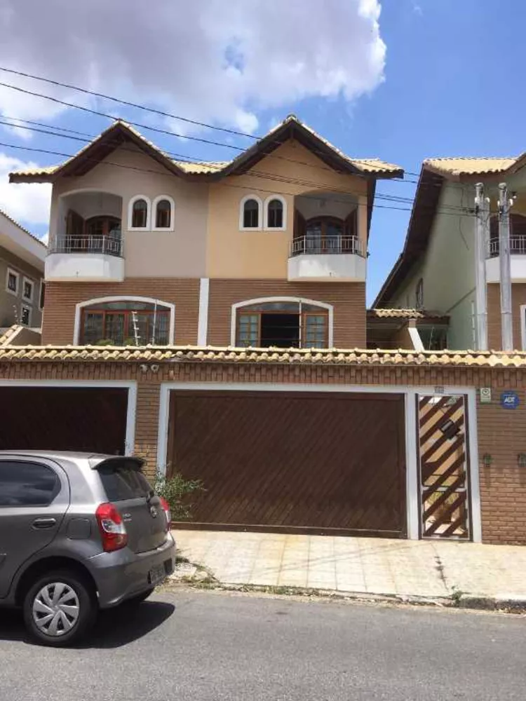 Sobrado à venda com 4 quartos, 218m² - Foto 1