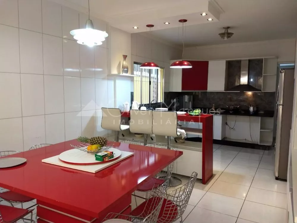 Sobrado à venda com 3 quartos, 200m² - Foto 1