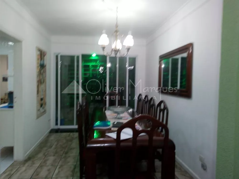 Sobrado à venda com 4 quartos, 240m² - Foto 1