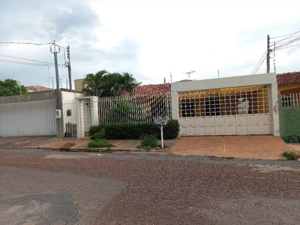 Casa à venda com 3 quartos, 250m² - Foto 1