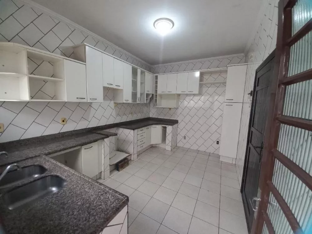 Casa à venda com 3 quartos, 250m² - Foto 7