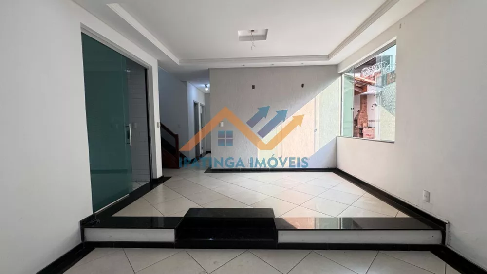 Casa à venda com 3 quartos, 245m² - Foto 2