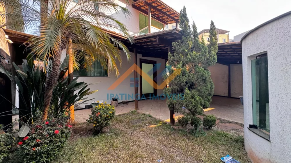 Casa à venda com 3 quartos, 245m² - Foto 1