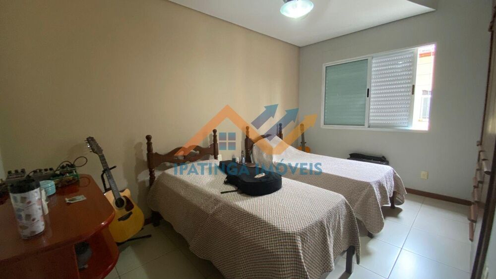 Casa à venda com 3 quartos, 218m² - Foto 2