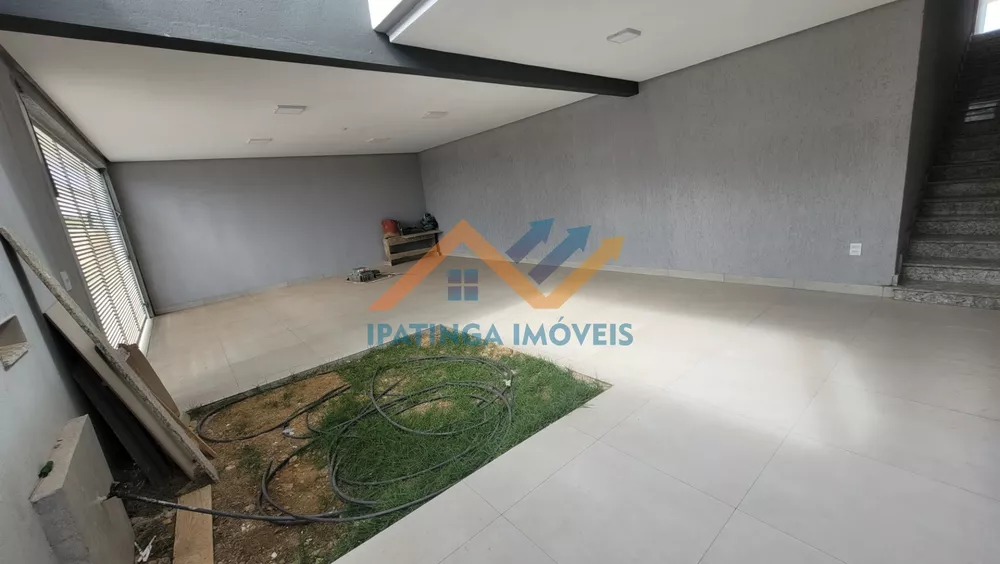 Casa à venda com 3 quartos, 240m² - Foto 2