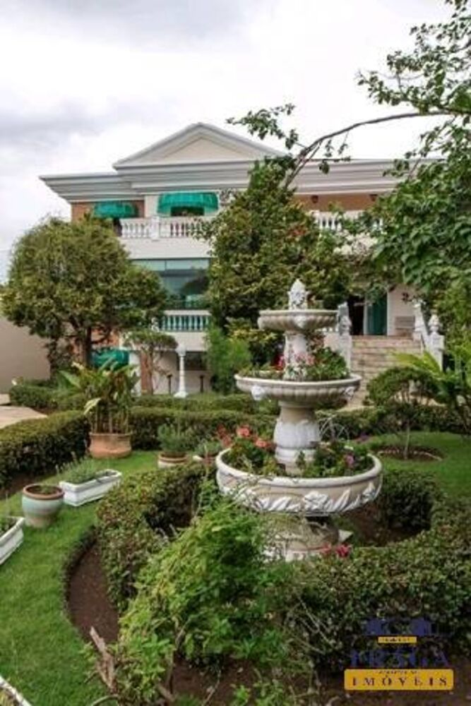 Casa à venda com 6 quartos, 1300m² - Foto 1