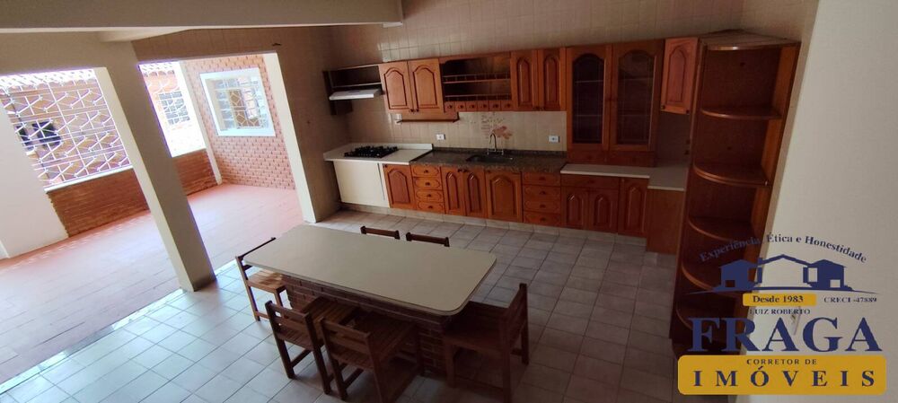 Casa à venda com 3 quartos, 224m² - Foto 1