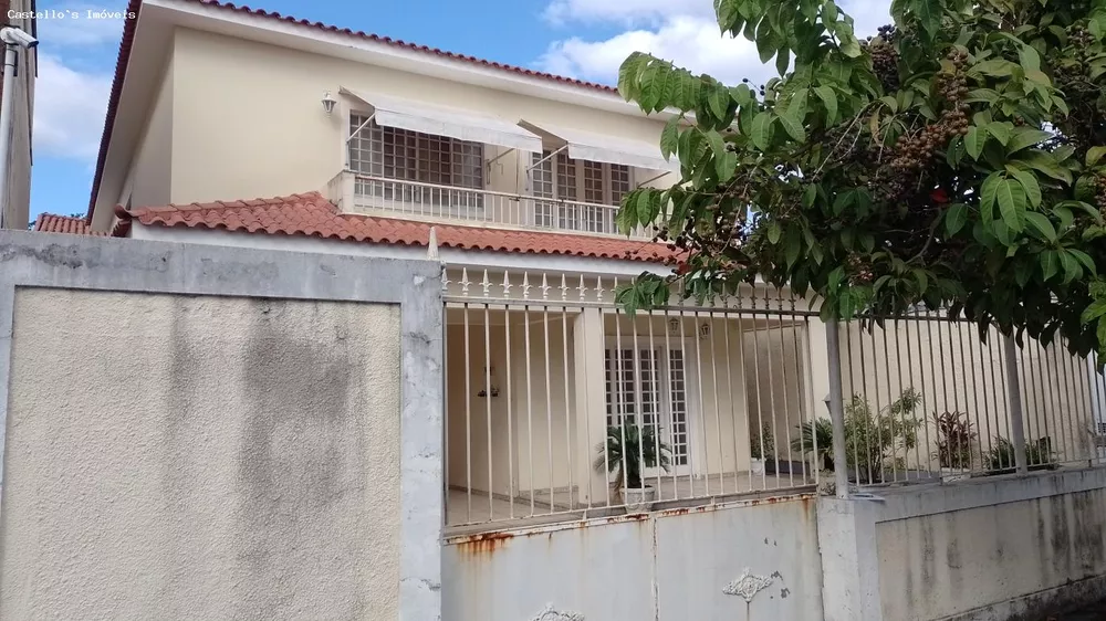 Casa à venda com 4 quartos, 220m² - Foto 1