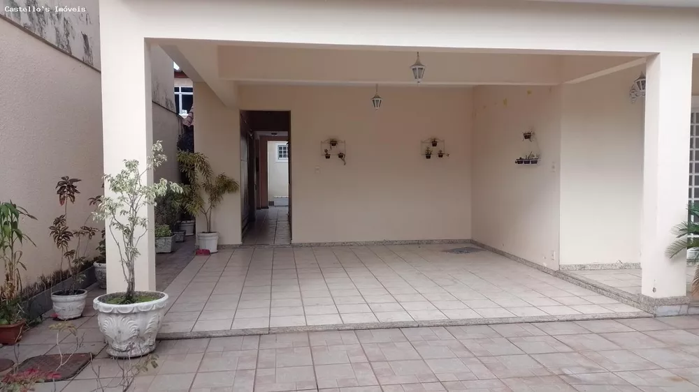 Casa à venda com 4 quartos, 220m² - Foto 2