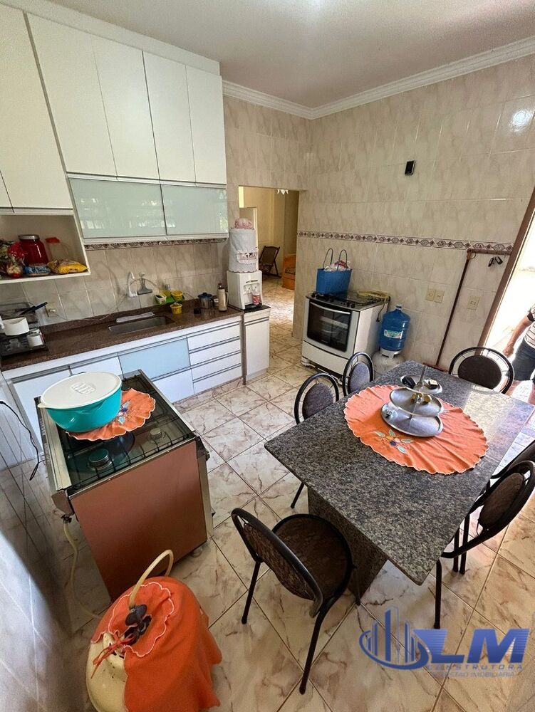 Casa à venda com 4 quartos, 260m² - Foto 3