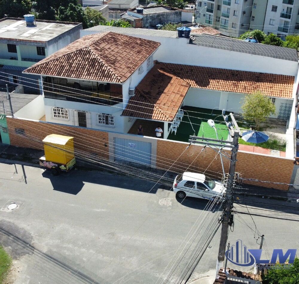 Casa à venda com 4 quartos, 210m² - Foto 1