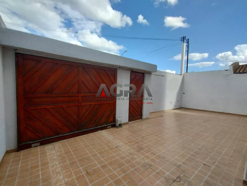 Casa à venda com 4 quartos, 200m² - Foto 2