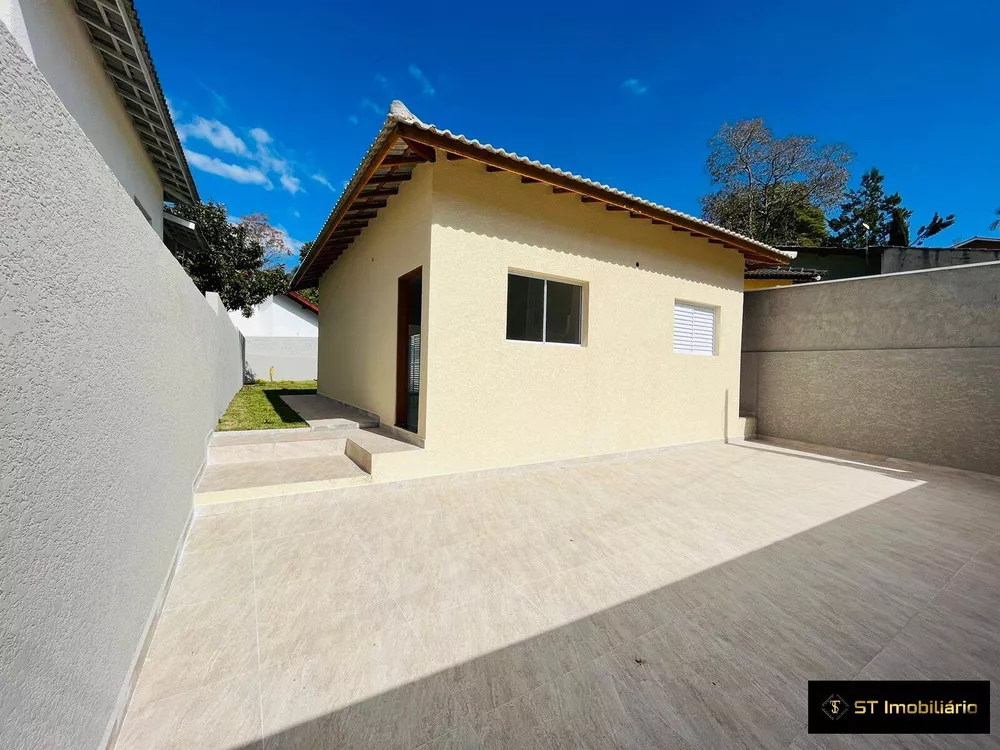 Casa à venda com 4 quartos, 297m² - Foto 1