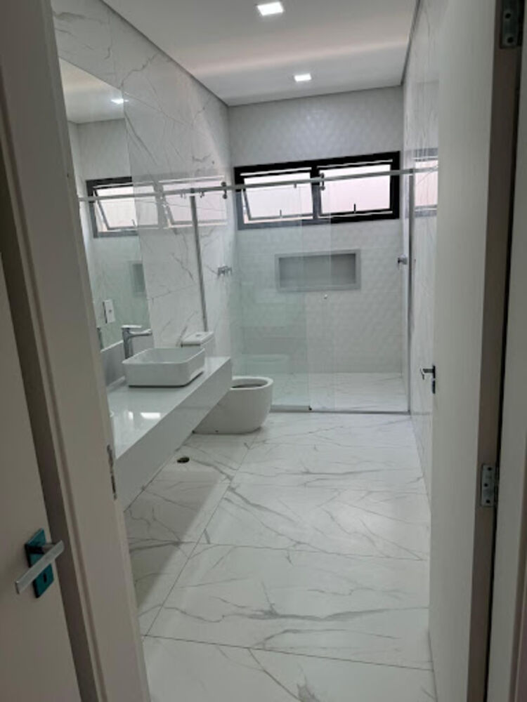 Casa de Condomínio à venda com 4 quartos, 245m² - Foto 1