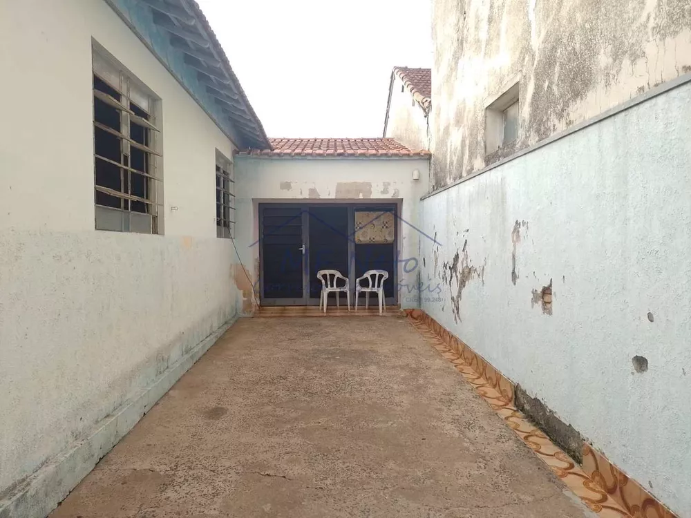 Casa à venda com 3 quartos, 211m² - Foto 2