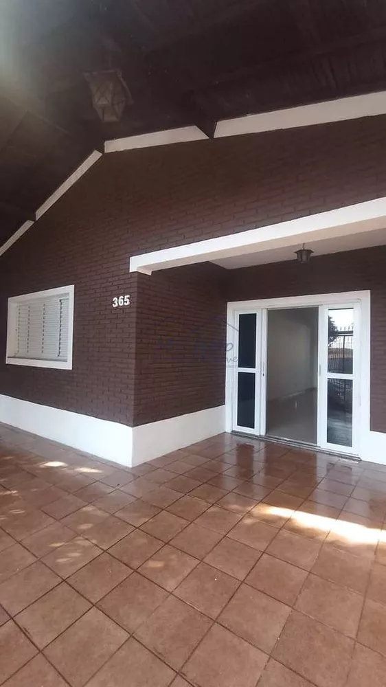 Casa à venda com 3 quartos, 300m² - Foto 1