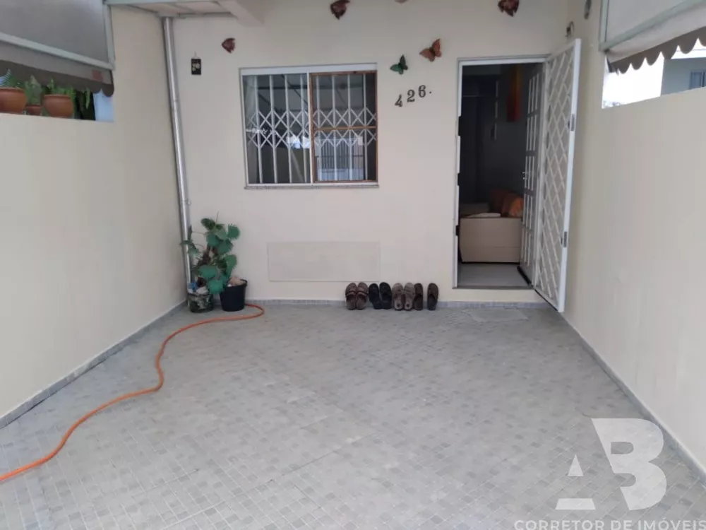 Casa à venda com 2 quartos, 73m² - Foto 1