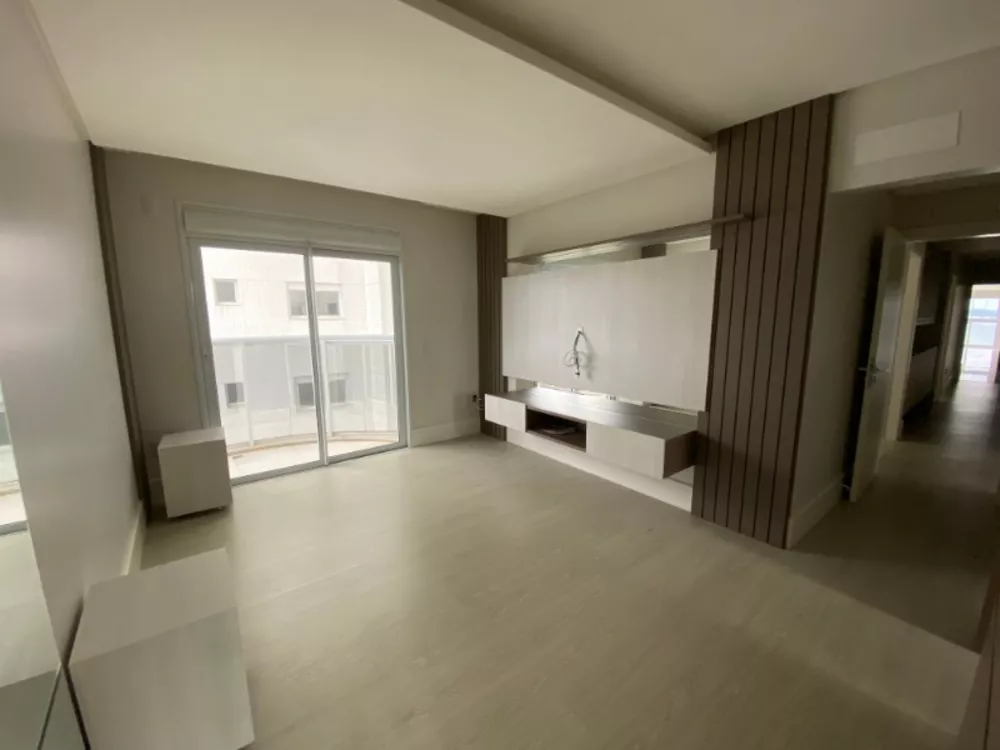 Apartamento à venda com 4 quartos, 237m² - Foto 2