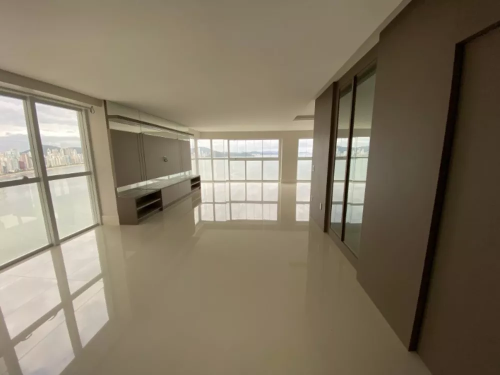 Apartamento à venda com 4 quartos, 237m² - Foto 4