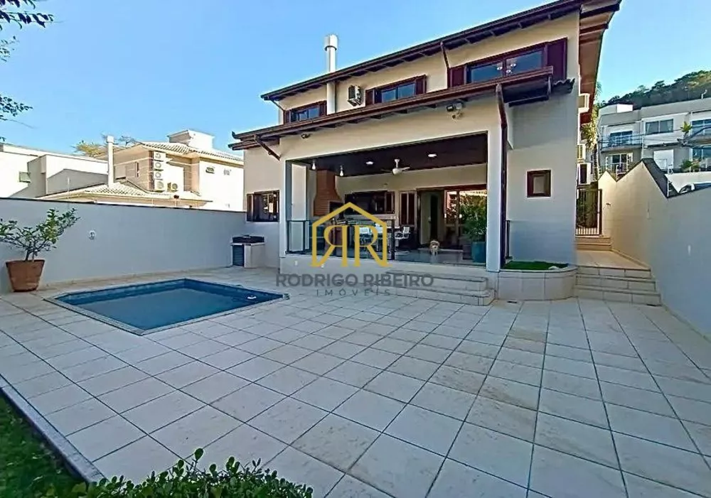 Casa à venda com 4 quartos, 220m² - Foto 1