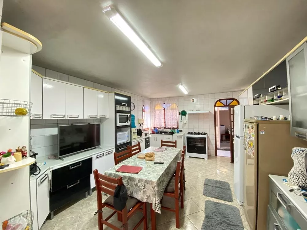 Casa à venda com 4 quartos, 200m² - Foto 2