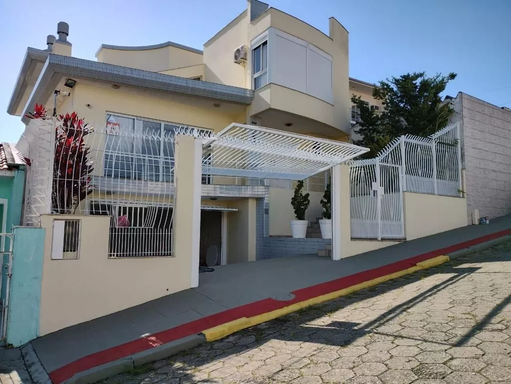 Casa à venda com 3 quartos, 334m² - Foto 1