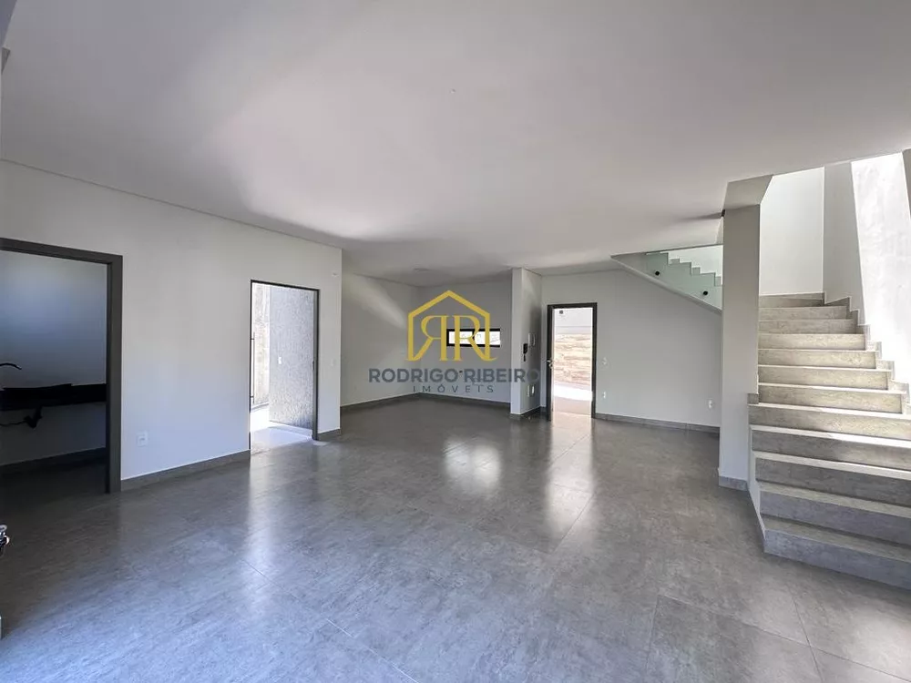 Casa à venda com 3 quartos, 235m² - Foto 1