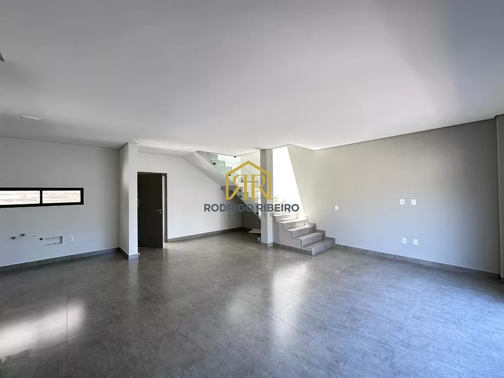 Casa à venda com 3 quartos, 235m² - Foto 2