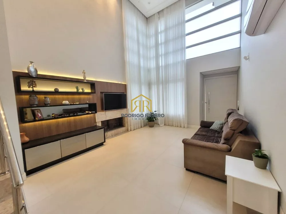 Casa, 4 quartos, 256 m² - Foto 1