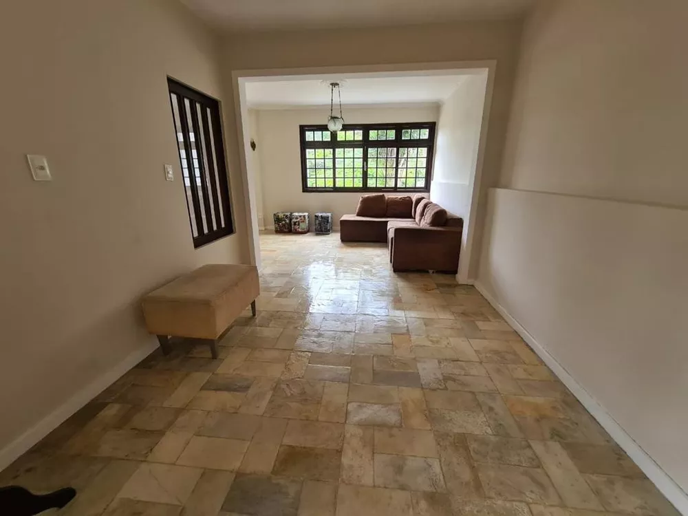 Casa à venda com 6 quartos, 280m² - Foto 1