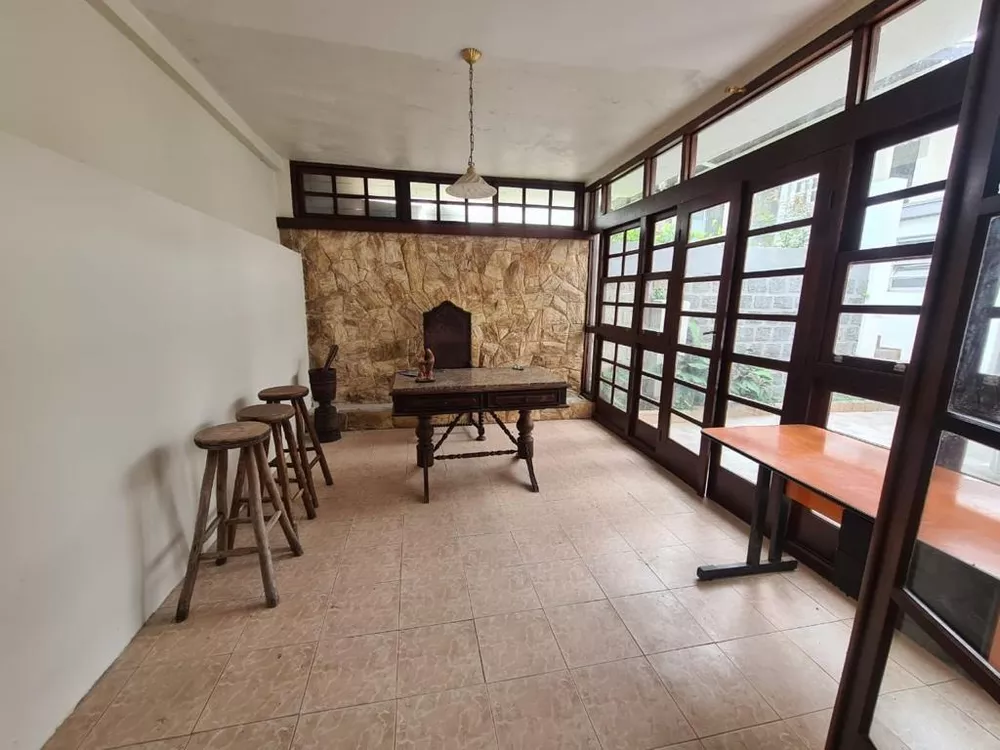 Casa à venda com 6 quartos, 280m² - Foto 2