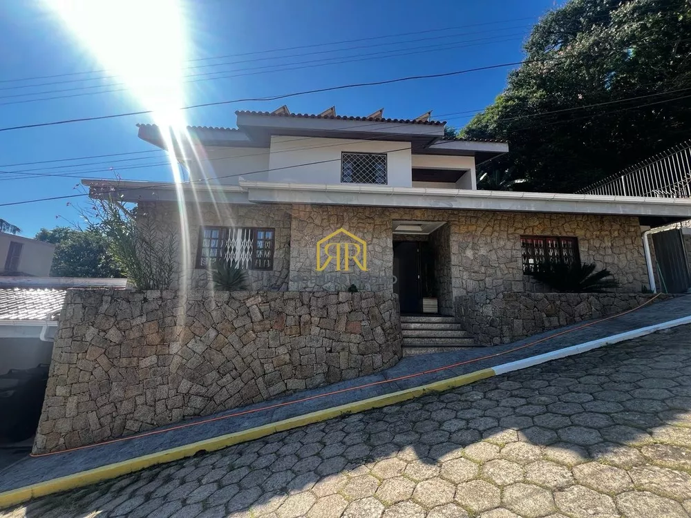 Casa de Condomínio à venda com 7 quartos, 200m² - Foto 1