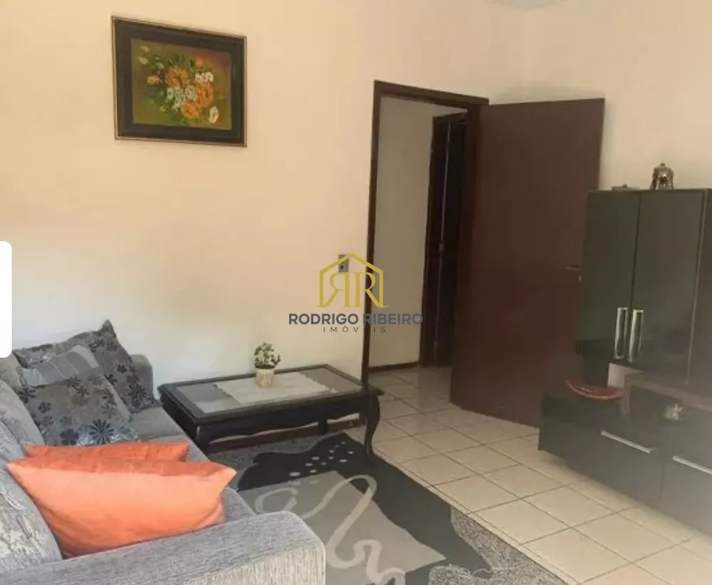 Casa à venda com 7 quartos, 240m² - Foto 1