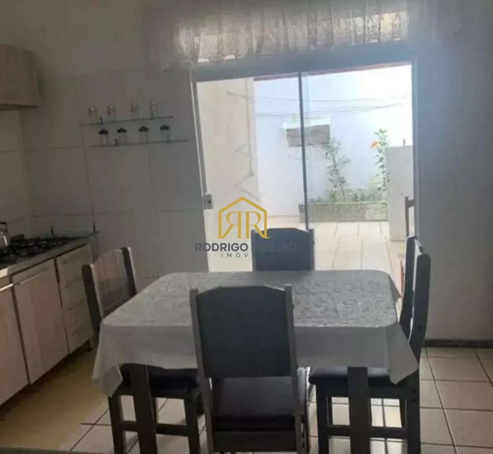 Casa à venda com 7 quartos, 240m² - Foto 3